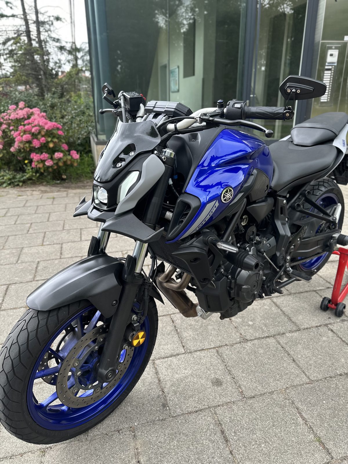 Yamaha MT-07 2021 Icon Blue, close-up koplamp en winglets