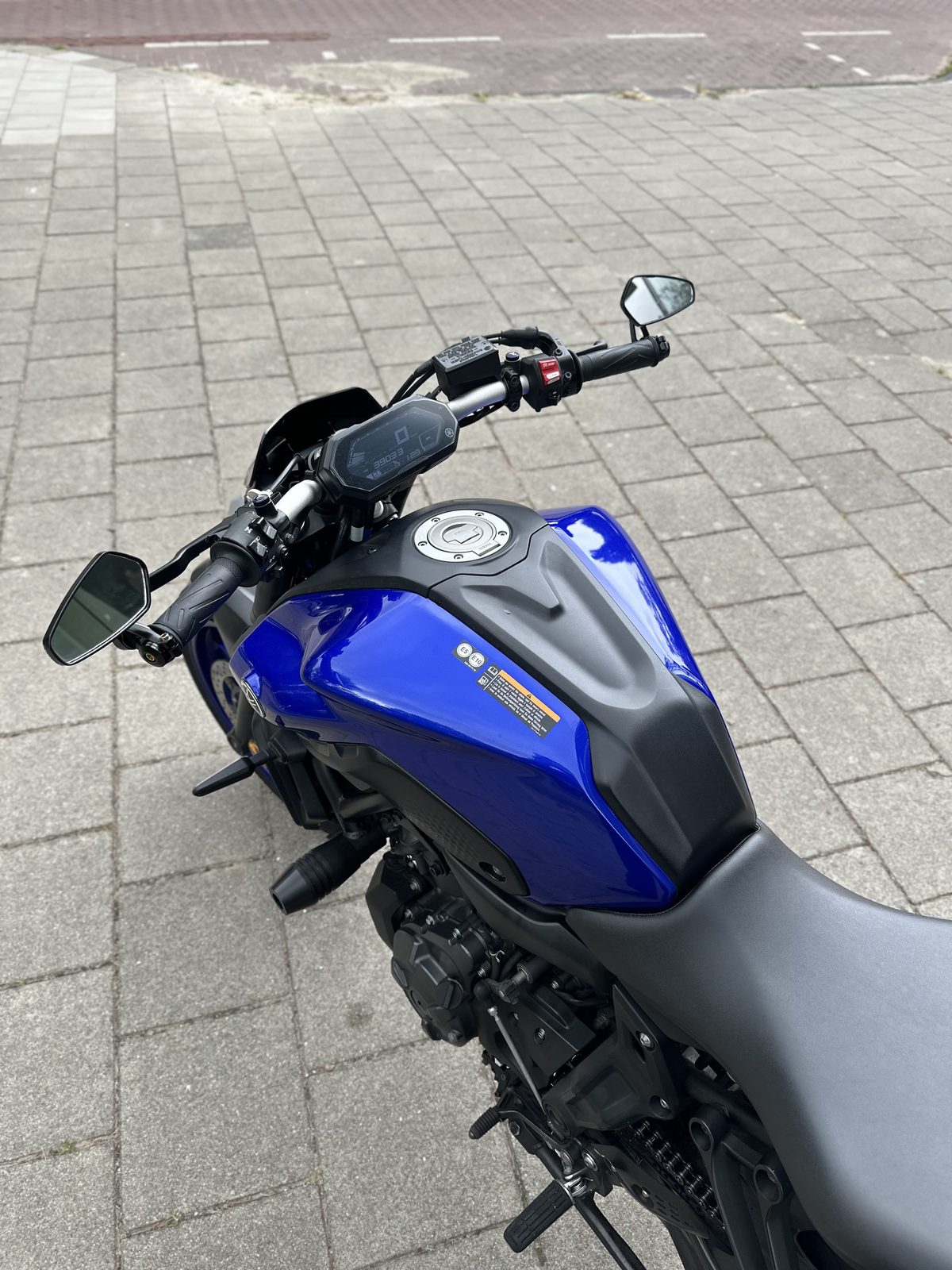 Yamaha MT-07 2021 Icon Blue, cockpit en tank